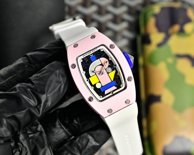 Rm07-01女款， 彩色陶瓷最新款,几何彩色陶瓷系列 一眼沦陷的色彩与结构美学 别出心裁的鲜明撞色，充满趣味； 几何切割，玩出光影立体感。 Rm07-01彩色