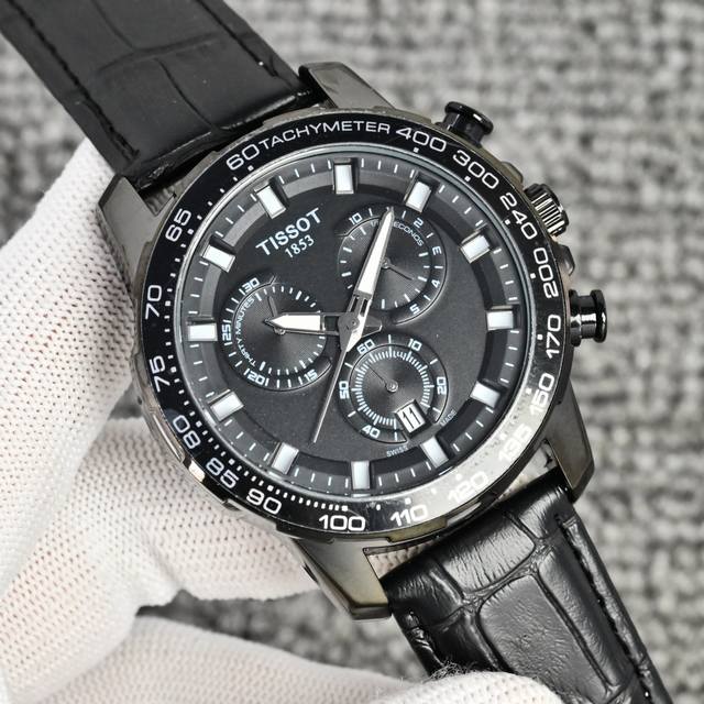 天梭计时石英，型男必备！这款表的六针设计，3眼可动，精钢表带，时尚又动感，让你轻松掌控时间的每分每秒。无论是商务场合还是休闲时光，天梭六针手表都能为你的穿搭加分