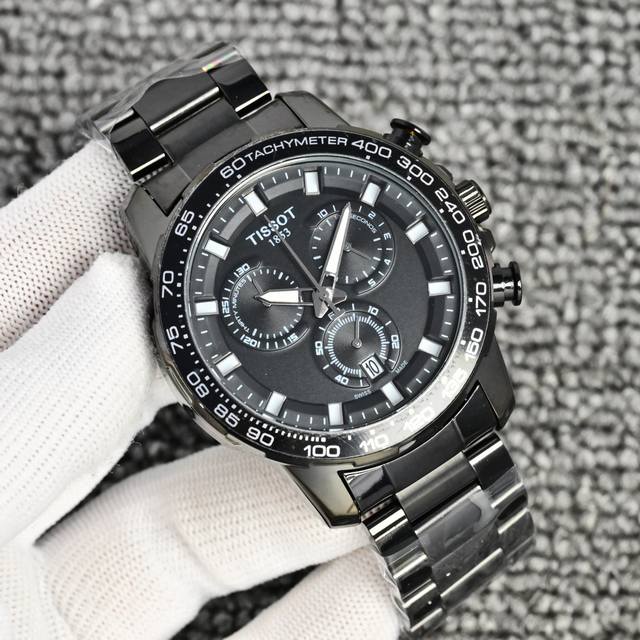 天梭计时石英，型男必备！这款表的六针设计，3眼可动，精钢表带，时尚又动感，让你轻松掌控时间的每分每秒。无论是商务场合还是休闲时光，天梭六针手表都能为你的穿搭加分