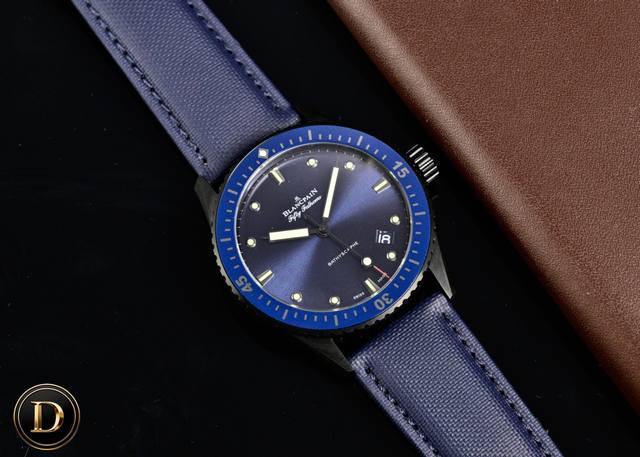 细节』宝珀 五十寻亲民版！全陶钢壳男表 高科技缎面灰色陶瓷光泽亮丽、高硬度、不变色、不沾污、不易磨损。 表壳 牙圈对版，立体感强！永不退色，手感爽滑且不伤肌肤。