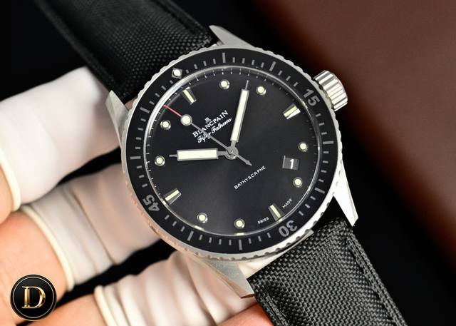 宝珀 五十寻亲民版！全陶钢壳男表 高科技缎面灰色陶瓷光泽亮丽、高硬度、不变色、不沾污、不易磨损。 表壳 牙圈对版，立体感强！永不退色，手感爽滑且不伤肌肤。表冠