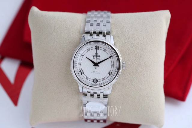 1秒前 1560 Uvs正品开模！欧米茄碟飞系列424.10.33.20.55 2 装海欧2892机芯，与原装2500机芯是一致的，包括了把中位的高低，调历与跳