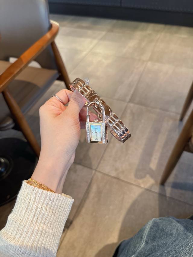 小红书 爆款爱马仕 Kelly 系列 一表多用 超实用性 女士腕表 搭载进口石英机芯 精准耐用 天然珍珠贝母表盘 光泽温润 适配日常生活 表款多样 不锈钢 表盘