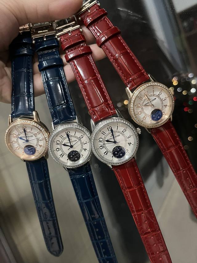 积家约会女表，女人的三大梦想之一 积家约会系列高品质女表，日月星辰显示，进口石英机芯，原装折叠扣 精钢表带，尺寸宽33Mm，厚10Mm。