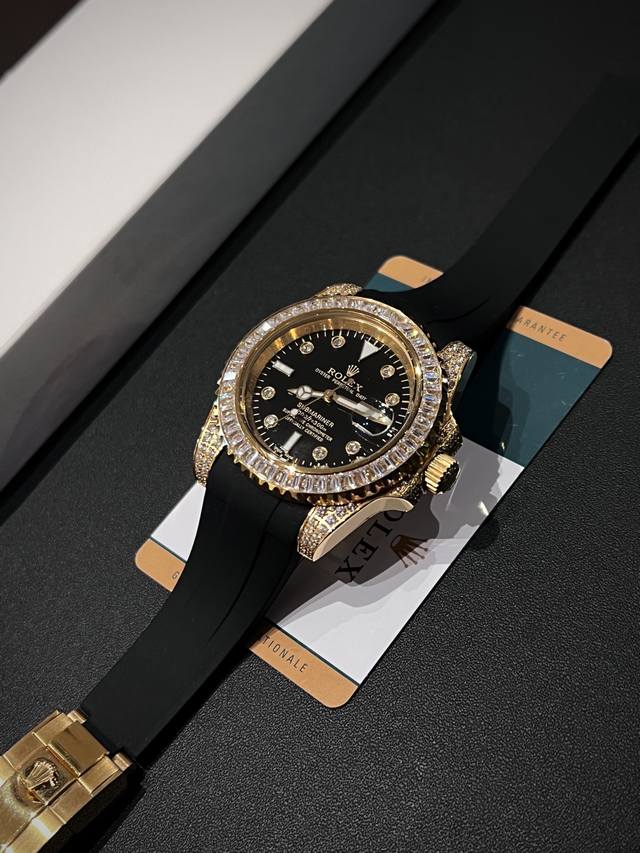 机械白 金 西铁成100 新品 劳力士钻面顶级玩物毒货，不喜欢撞款街表水鬼的你，他绝对是你的知音。用劳力士最经典的潜航系列水鬼作为原型，经过圈口的二次改装，然后