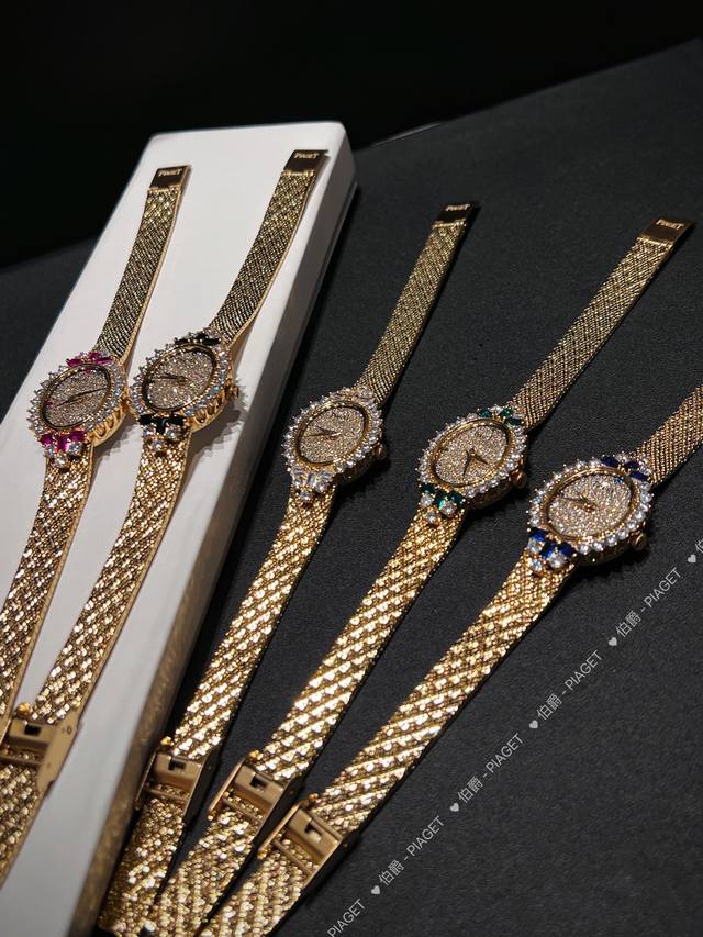 伯爵piaget 鎏金腕间绕，蓝宝缀星光，一枚时计，藏尽奢华。黄金织就的华贵，蓝宝石勾勒的锋芒，腕间的高光时刻。这枚镶蓝宝的黄金腕表，才是高阶格调的正确打开方式