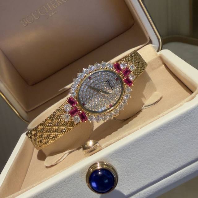 伯爵piaget 鎏金腕间绕，蓝宝缀星光，一枚时计，藏尽奢华。黄金织就的华贵，蓝宝石勾勒的锋芒，腕间的高光时刻。这枚镶蓝宝的黄金腕表，才是高阶格调的正确打开方式