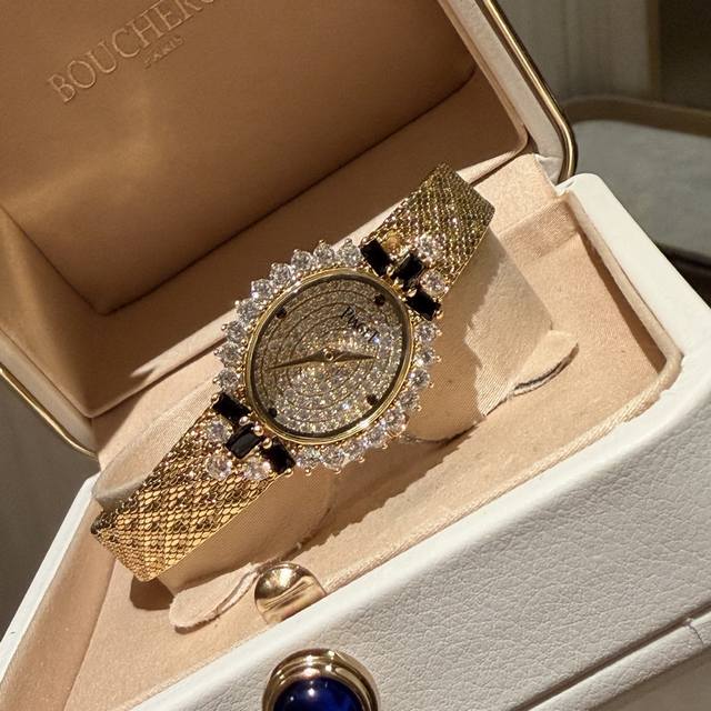 伯爵piaget 鎏金腕间绕，蓝宝缀星光，一枚时计，藏尽奢华。黄金织就的华贵，蓝宝石勾勒的锋芒，腕间的高光时刻。这枚镶蓝宝的黄金腕表，才是高阶格调的正确打开方式