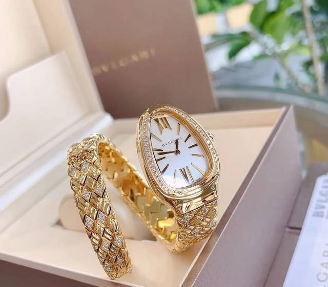 蛇年就带蛇年手表 Bvlgari宝格丽新作棱形艺术 Serpentin Spig系列腕表 表盘：23*34Mm 机芯：日本进口石英 做工：32块与众不同尺寸的蛇