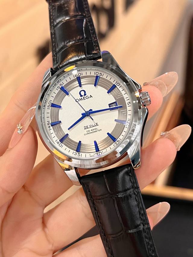 欧米加新款欧米加经典爆款男士机械腕表，手表整体设计简约大方，休闲商务均适合佩戴，表盘直径:40Mm，厚度：11.5Mm，有转必卖