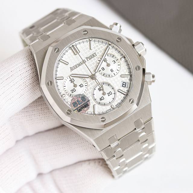 白钢 ，金 黑钢 Bls新品爱比皇家橡树离岸型26420系列。 1:丹东厂4401导柱机芯6.8Mm厚度，所有配件与原版1-1复刻可互换， 2丹东厂4401无卡