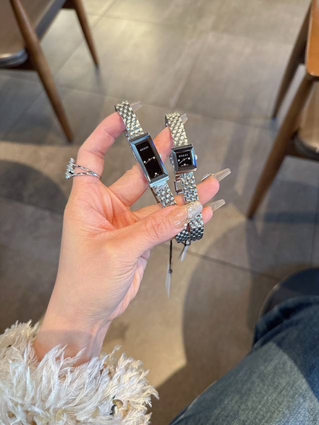 最新款古驰Gucci，G-Frame系列腕表采用优雅长方形表壳，巧妙融合典藏细节与现代时尚美学。这款腕表以精钢表壳匠心打造，巧妙搭配饰钻石粉色表盘，配罗马数字时