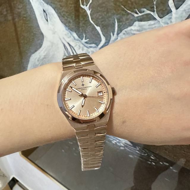 光 Vacheron Constantin江诗丹顿纵横四海系列：原装进口石英机芯，简约大三针设计，旭日纹缎拉丝工艺处理，搭配蓝宝石镜面防刮花，深邃优雅大方，直径