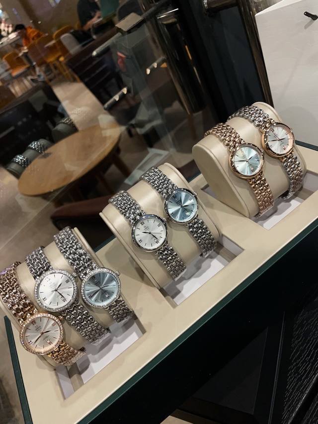 白钢 枚 钻+30 欧米茄 简约大气女款 进口石英机芯 矿物质玻璃镜面 316L精钢表壳 直径28Mm厚8Mm 该款腕表备受女性喜爱，在不同的场合 映耀着她们各