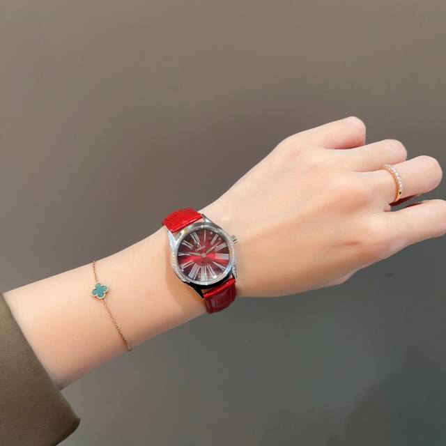 牛货 Omega Omega 欧米茄名典系列最好的质量！把头，后盖细节部分都下了心思进口机芯，高端女表精致又百搭超耐看，美美镶钻，尺寸：33Mm ，厚度：10M