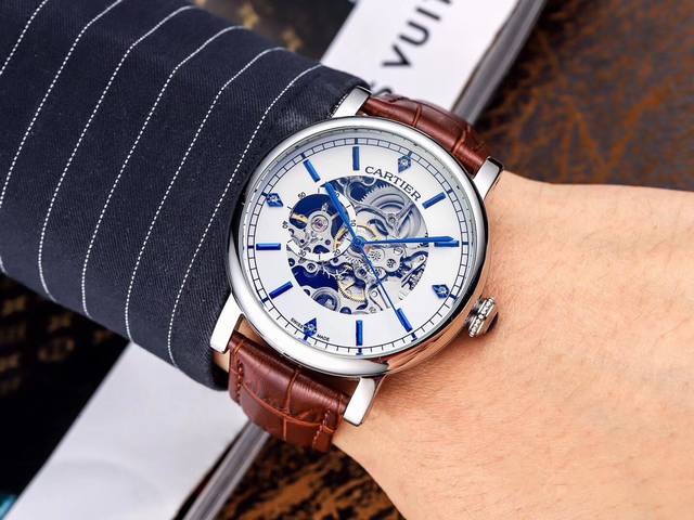 白 玫 钢20 品牌 卡地亚--Cartier 类型 男士腕表 机芯 全自动机械机芯 材质 316L精钢表壳 表镜 矿物强化玻璃镜面 皮质 真皮表带 钢带 可选