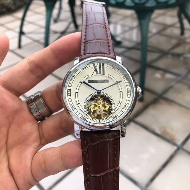 白 玫 钢加20 卡地亚-Cartier延续简约设计搭载陀飞轮两针尊贵大气～绅士风范，高端矿物质防刮镜面玻璃，配置316L精钢表壳，耐磨316精钢表带 进口小牛