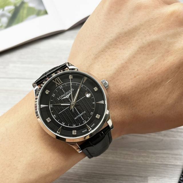 白壳 金壳 钢带20 最新 ：浪琴三针设计 类型 ：精品男士腕表 表带 ：真牛皮表带 316精钢表带 舒适耐用 机芯 ：高端全自动机械机芯 镜面 ：矿物质强化玻