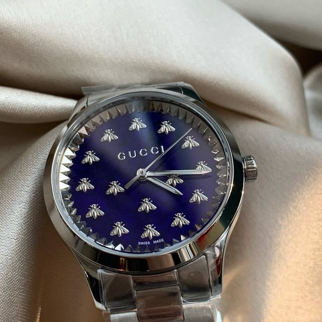 古驰 Gucci 表带细节，和前面的都是一样的、再来一些细节实拍，看刻字，这样清楚的字体，只有柜子里可以看得到，不是原厂数据，是绝不可能有这样质感的。 表盘细节