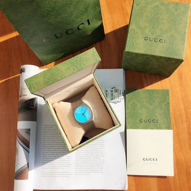 原盒:30 Gucci 古驰25H系列腕表，开启这场名为“多彩游戏”的角逐实力抢占时尚c位。这款腕表用玻璃的色彩取代传统表盘，根据光线的照射让其呈现不同的色彩