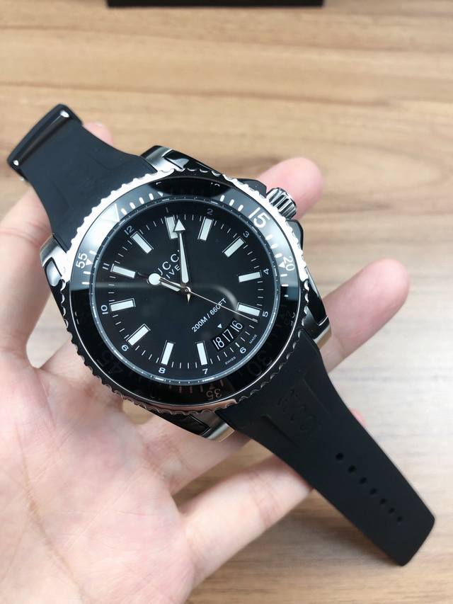 原盒:30 Guccl古驰新款！石英男表，45Mm表径，精钢表壳pvd镀黑，原装瑞士机芯，蓝宝石水晶玻璃，防水200M，现货