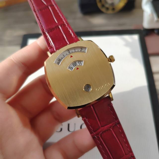 原盒:30 古驰guccl最新款，表面316L精钢，小牛皮表带，糖果红色非常养眼，漂亮！款式设计独特有个性表径35Mm！欢迎下单！