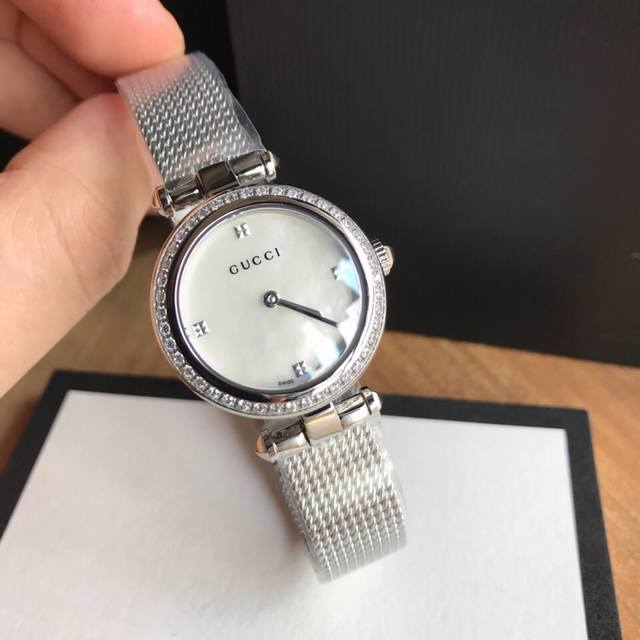 原盒:30 古驰 Original Gucci 巴塞尔钟表展新宠，全新设计，天然贝母面，网带精致，原装瑞士石英，大部件原厂出，中号～27Mm表径，保真。全新全套