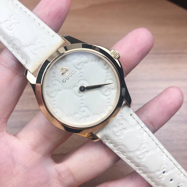 原盒:30 古驰 Gucci 石英中性腕表，表径38Mm，蓝宝石水晶玻璃，黄金色pvd镀层表壳，Gucci棕志性gg图案呈现于表盘和白色皮带上，防水50M，现货