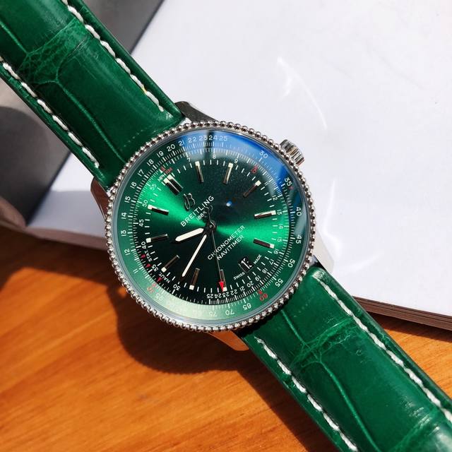 全套包装 抹绿款最新到货！帅爆了的款式，这款堪称百年经典！百年灵航空计时，如此复杂的表盘却一点不让人眼花缭乱、审美疲劳，依旧在灯火阑珊处熠熠生辉，这就是经典的魅