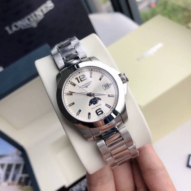 配全套包装 银面基础款 浪琴康卡斯系列l3.381月相腕表，优雅而至。典雅别致的外观，瑞士正品月相功能。日月交替新一天又开始了！腕表尺寸34Mm。圆润的曲线式设