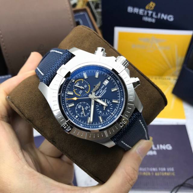 最新款 海淘正品 官网新品，复仇者计时腕表45夜间任务版，大气奔放，坚固性和抗震性优异，将出众的精确性和强劲的设计纳入一枚轻质表壳内。作为一款真正的百年灵复仇者