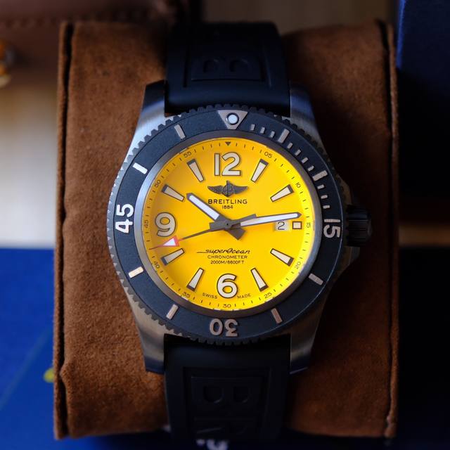 全套包装 新款最新到货 ！现货，一表一码独立对应保卡！专柜3W+，超级海洋46毫米系列！专门为追求腕表卓越性能和现代格调的男士们设计，力量感。采用瑞士sw200