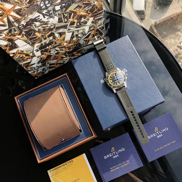 全套包装 新爆款百年灵超级海洋系列文化 黑加黄。原装进口瑞士机芯。500米高深度潜水表！44Mm表径，表镜弧面蓝宝石水晶玻璃，双面防炫。表冠旋入式把头双层密封垫