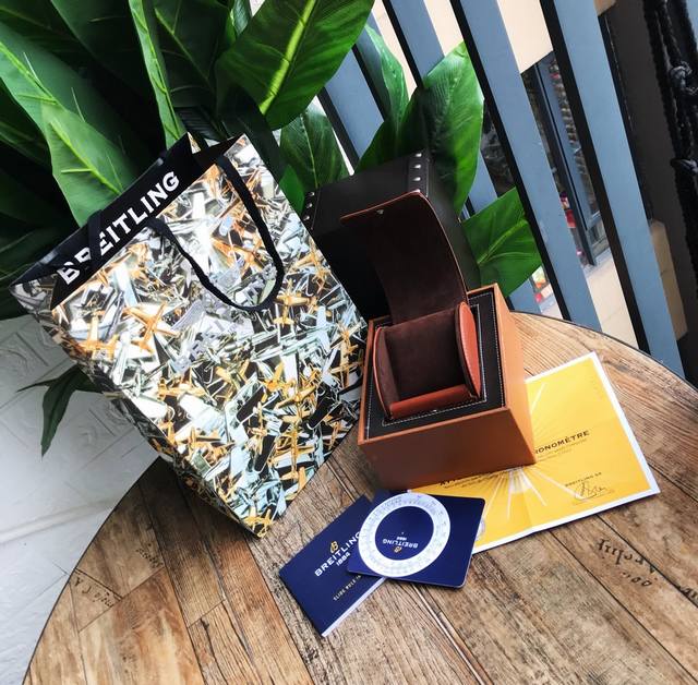 新品！又一力作，百年灵航空计时系列三针腕表，简单大气的设计，清新的外观。整体雅致豪迈，彰显男儿皓气。规范从简的表壳设计看似简单实则精湛，圈口的防滑齿纹细节整齐，