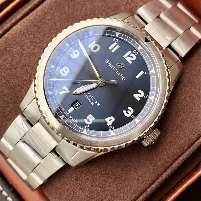 百年灵 航空计时系列，2018年新款，正面以及侧边拉丝工艺处理，表圈镌刻60个齿痕，箭头搭配刻度可用于计时，表圈钱币凹槽和表耳斜面以抛光润饰，彰显到位的细节处理