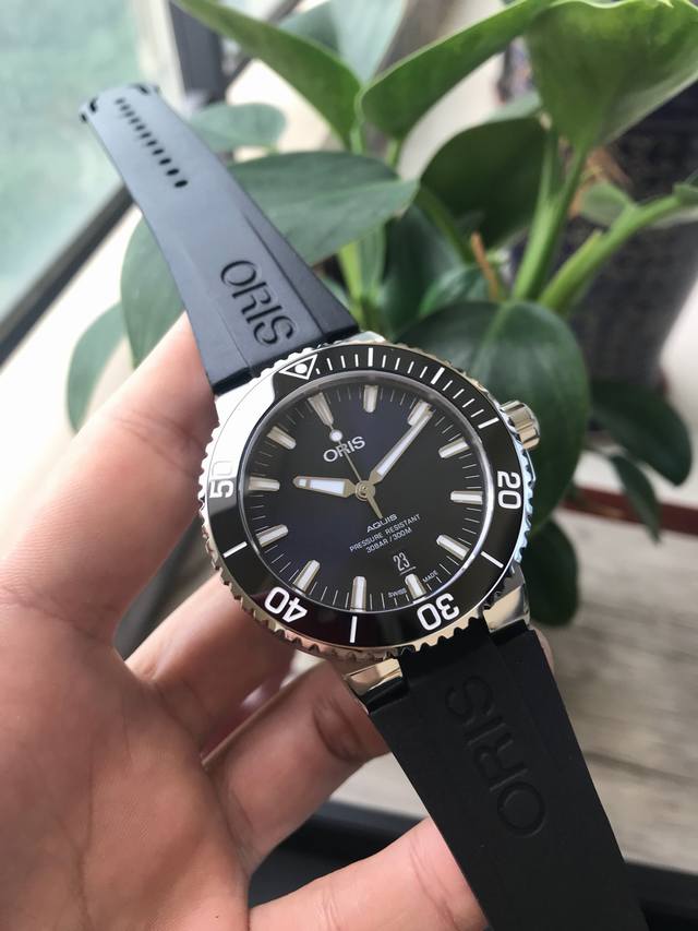 全套包装 豪利时潜水aquis系列胶带款强势到货！耗时一年，豪利时胶带潜水扣，独家专利！号称“快速滑动安全表扣”，按住俩侧的按钮，即可快速调节表带松紧，无需摘下