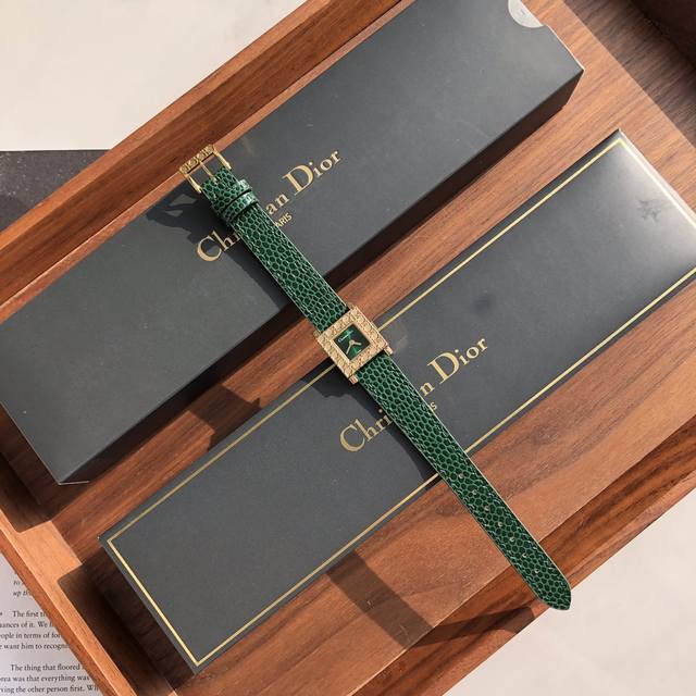 新款批 Dior迪奥石英小方表，经典菱格纹南瓜系列。 表圈，延用迪奥经典得菱格纹元素，做工超级精致。尺寸19×19可以说是一块方方正正的小方块。很难遇的迪奥小方
