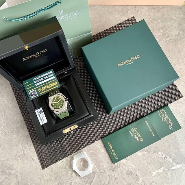 爱彼！最新款 三码合一 15710系列！皇家橡树离岸型 男士全自动机械腕表 ，吊牌，保卡，底壳码三码合一，316L精钢表壳，表盘尺寸42Mm 厚14Mm 八角风