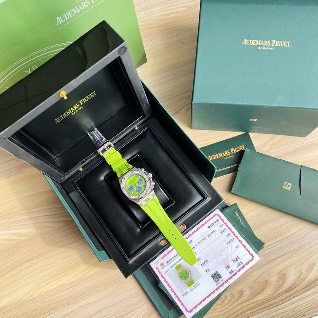 爱彼 大钻石，欢迎比较 最新皇家橡树离岸系列计时石英腕表，当下最热门的爱彼女式腕表之一！A.P-爱彼皇家橡树离岸型系列，表盘饰以lady Tapisserie格