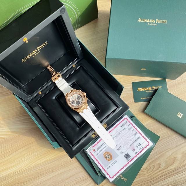 爱彼 大钻石，欢迎比较！ 最新皇家橡树离岸系列计时石英腕表，当下最热门的爱彼女式腕表之一！A.P-爱彼皇家橡树离岸型系列，表盘饰以lady Tapisserie