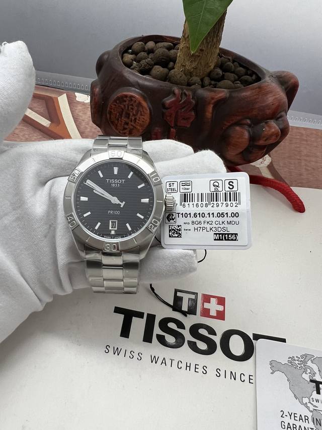 天梭pr 系列三针石英男表，T101.610. 1 黑面银条钉，316钢钢带款，钢带款现货。 原装eta:F06. 机芯，好品质，一手货源，欢迎下单！