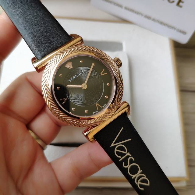 原盒:50 范思哲vcq系列石英女表，唯美主义杜美莎头像正中于表镜中间。极具立体感，～36Mm表径。