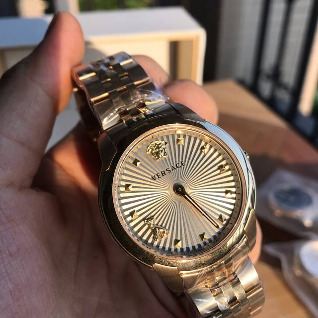 包装加50。2019年最新款original Versace新款范思哲audrey V女表，光线纹表盘饰以铆钉指示时刻，绝美立体3D设计donatella 宠物