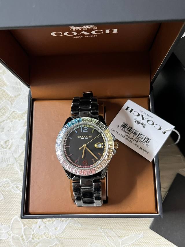 特 .独家首发！Coach蔻驰 Son系列腕表 陶瓷表带 型号：14504018.简约时尚在创意表盘上搭配混合彩色 表圈镶嵌长形彩虹色水晶璀璨点缀 闪耀出优雅光
