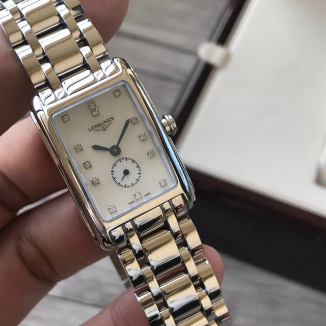 配全套原包装 林志玲同款！浪琴表黛绰维纳20.80 X 32 Mm 石英女士腕表！正品机芯l178石英机芯！拥有低电量提醒功能！石英机芯没电了秒针会四秒一跳！这