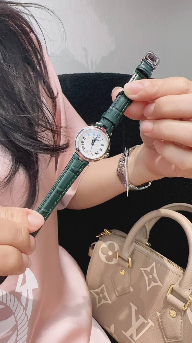 白 玫瑰金 钻+50皮钢同价 天梭2021最新款 最新款 最新款 嘉丽系列 T126.010瑞士石英女表 ！灵感于古罗马建筑，因其小巧迷人，也被爱称为“小美人”