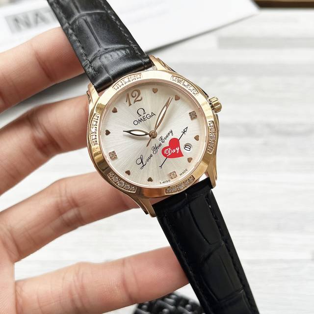 白 玫 皮带陶瓷同价欧米茄 Omega 实物更美 精致女款腕表 真牛皮&陶瓷表带 进口石英机芯精准走时 蓝宝石水晶超强镜面刮不花 岁月无痕 真爱无价 尺寸：直径