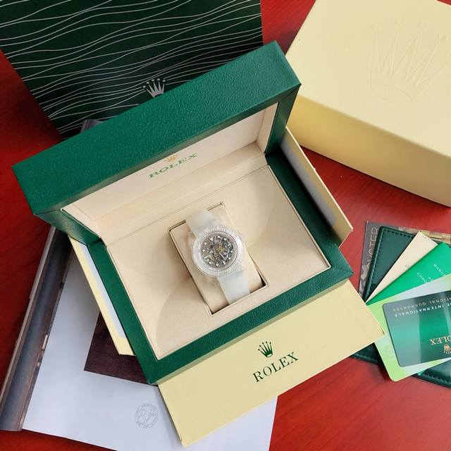 爆款到！爆改劳力士水鬼！蓝宝石水晶镂空版 ！ 突破技术壁垒，实现材料创新与手表镂空完美结合 全水晶表壳无死角展现机械的动态之美，表壳外圈均匀分布白色刻度，和透明