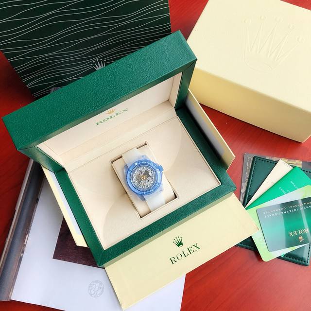 爆款到！爆改劳力士水鬼！蓝宝石水晶镂空版 ！ 突破技术壁垒，实现材料创新与手表镂空完美结合 全水晶表壳无死角展现机械的动态之美，表壳外圈均匀分布白色刻度，和透明