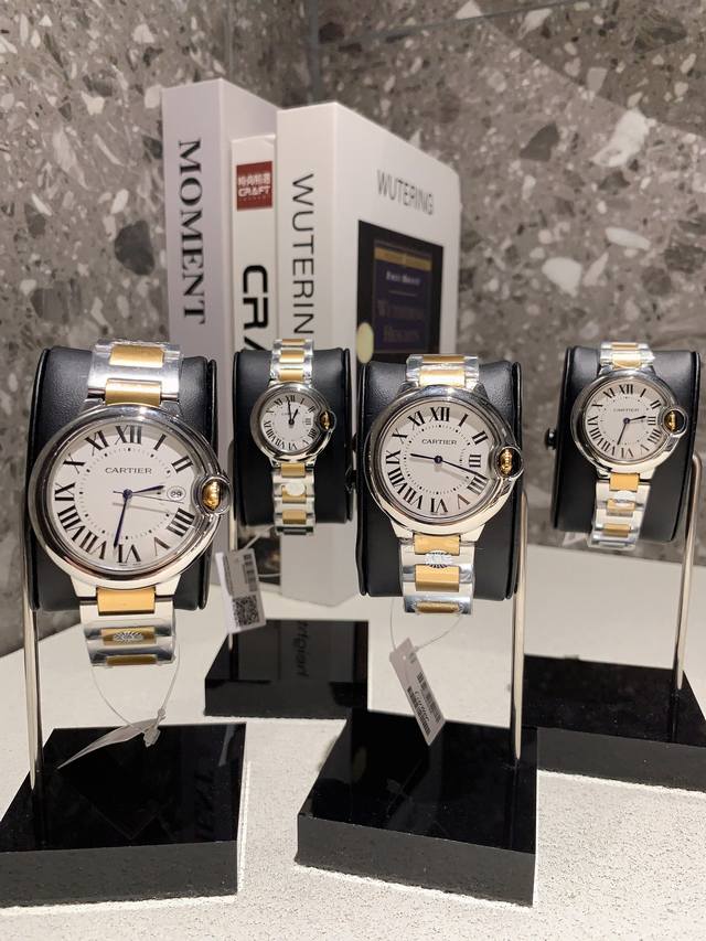 白 金 钻圈+40 卡地亚蓝气系列，精致石英腕表，传统双针设计 星空运转 时间流淌 特殊工艺镶钻，个性 完美 搭配鱼眼玻璃运用进口原装石英机芯 走时精准 原装折